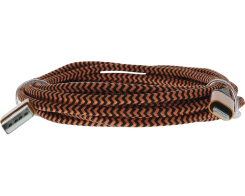 Câble de charge USB enroulé avec gaine textile à motif en zigzag et deux connecteurs différents.