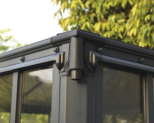 Gros plan sur le coin d''un pavillon avec des fenêtres.