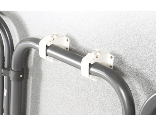 Detailansicht eines an der Wand montierten Wäscheständers mit weisser Halterung