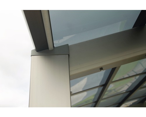 Detailansicht einer Terrassenüberdachung mit Aluminiumrahmen und transparentem Dach