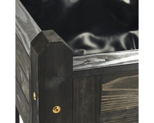 Gros plan d''un potager surélevé en bois avec film