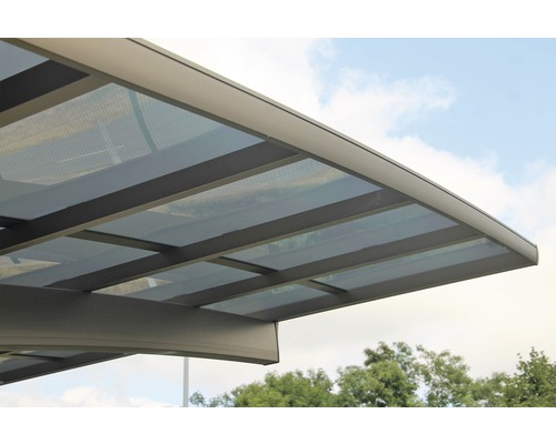 Detailansicht eines Terrassendachs mit transparenten Paneelen