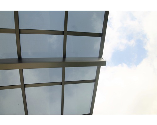 Detailansicht einer Terrassenüberdachung mit transparenten Paneelen