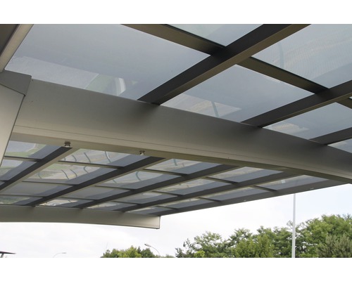 Detailaufnahme eines Carports mit Glasdach und Metallrahmen.