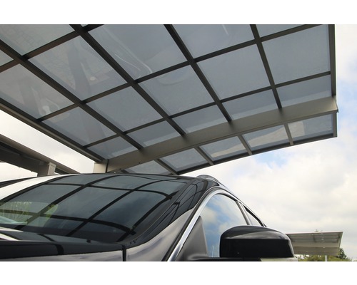 Carport mit transparenter Überdachung über einem Auto