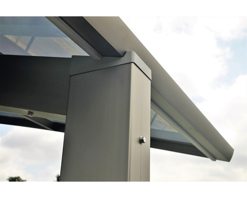 Detailansicht eines Terrassendachs mit Pfosten und Glaselement