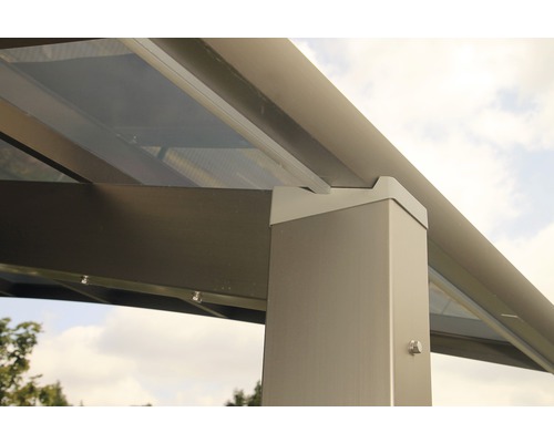 Detailansicht einer Terrassenüberdachung mit Aluminiumpfosten und transparentem Dach