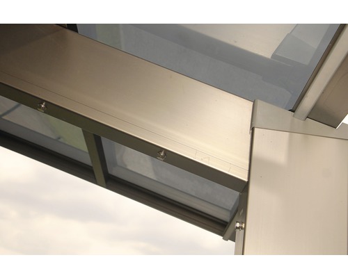 Detailansicht einer Terrassenüberdachung aus Metall und Glas