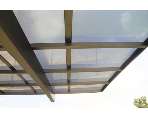 Überdachung mit Metallrahmen und transparenter Bedachung