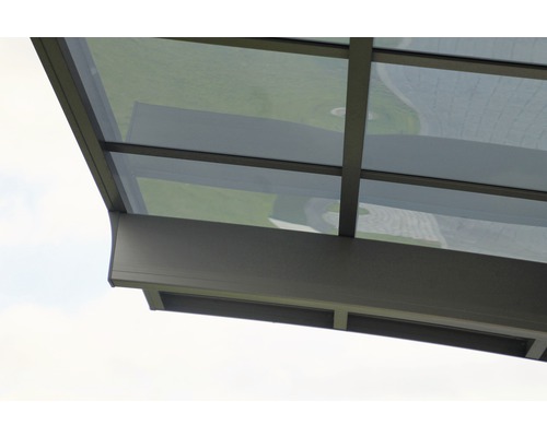 Detailansicht eines Terrassendachs mit Rahmen und Glasplatten