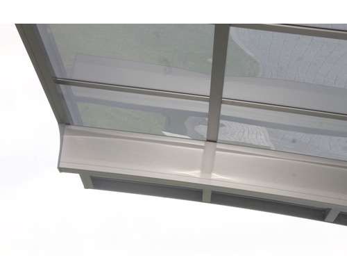 Detailansicht einer transparenten Terrassenüberdachung mit Metallrahmen