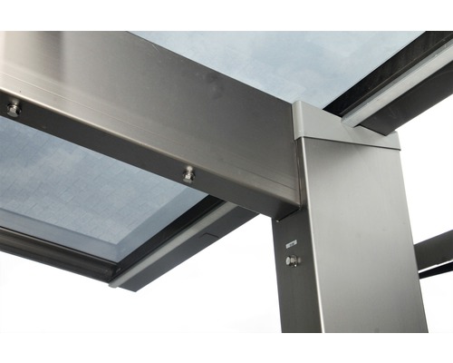 Detailansicht einer Terrassenüberdachung aus Metall mit Glaselementen