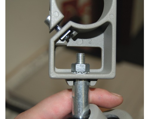 Detailaufnahme einer Rohrschelle mit Schraube und Mutter