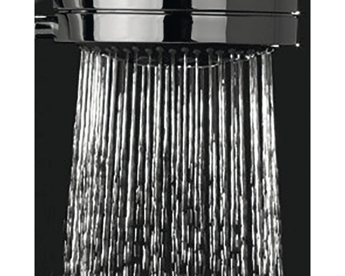 Pomme de douche avec de l''eau qui coule