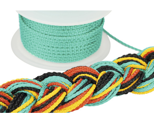 Corde tressée de différentes couleurs et bobine de corde