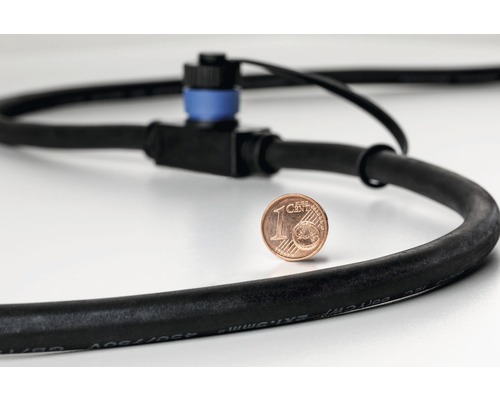 Schwarzes Erdkabel mit T-Stück und einem 1-Cent-Stück zur Größenorientierung