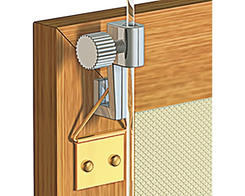 Vue détaillée d''un support de fenêtre réglable sur un cadre en bois avec moustiquaire