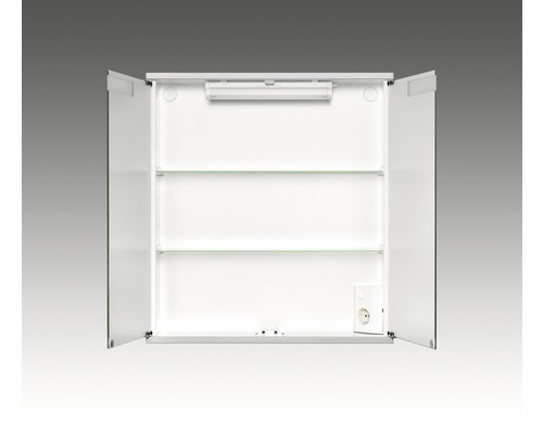 Armoire de toilette ouverte avec étagères en verre et prise de courant