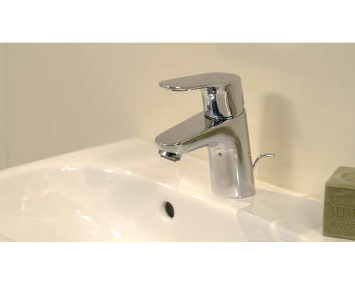 Waschtischarmatur aus Chrom auf einem Waschbecken