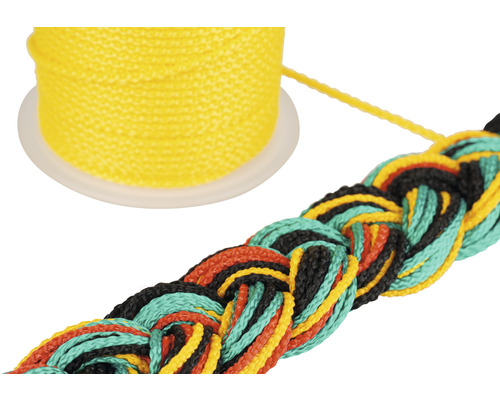 Gelbe Kordel auf einer Spule und ein geflochtener Faden