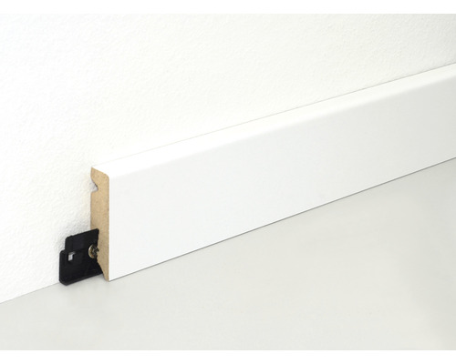 Plinthe blanche avec clip de fixation sur un mur