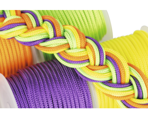 Verschiedenfarbige geflochtene Kordel und Rollen mit Kordel