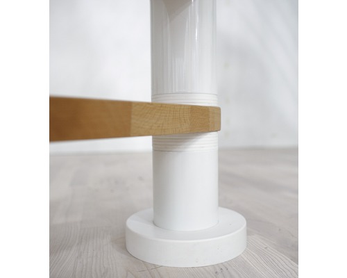 Vue détaillée d''un pied de table en bois et plastique