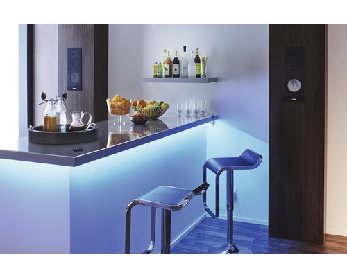 Bar mit Beleuchtung, Barhockern und Lautsprechern