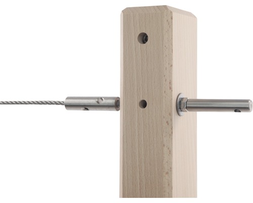 Detailansicht eines Holzpfostens mit Drahtseilbefestigung
