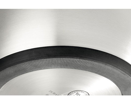 Vue détaillée d''une casserole avec bord strié et joint