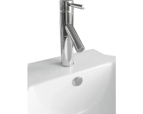 Robinet de lavabo en chrome sur un lavabo blanc