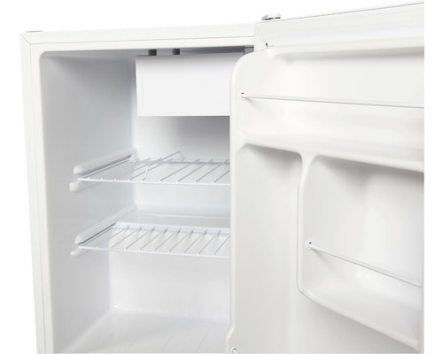 Innenansicht eines weißen Kühlschranks mit offenen Regalen