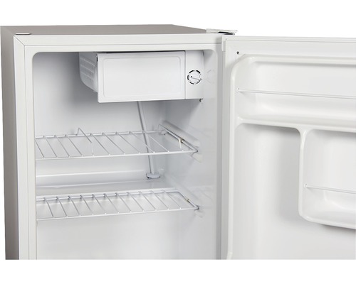 Innenansicht eines Kühlschranks mit Regalen und Gefrierfach