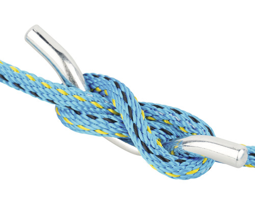 Detailaufnahme eines Seils mit Knoten und Metallöse