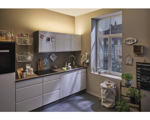 Helle Küche mit modernen Möbeln und Dekorationen für eine freundliche Atmosphäre.