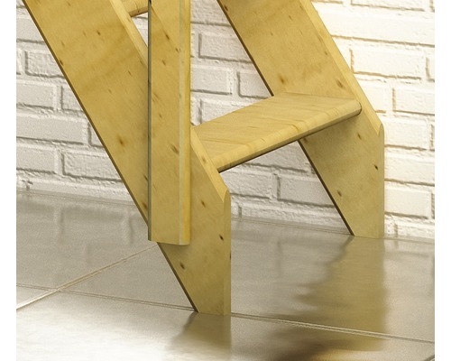 Detailansicht einer Holztreppe vor einer Backsteinmauer