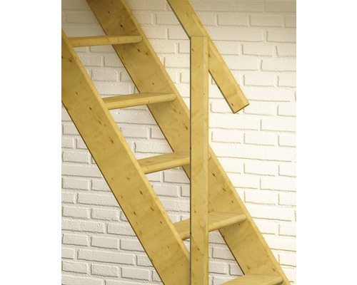 Holztreppe vor einer Mauerwerkswand