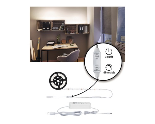 LED-Streifen zur Beleuchtung eines Schreibtisches mit Regalen