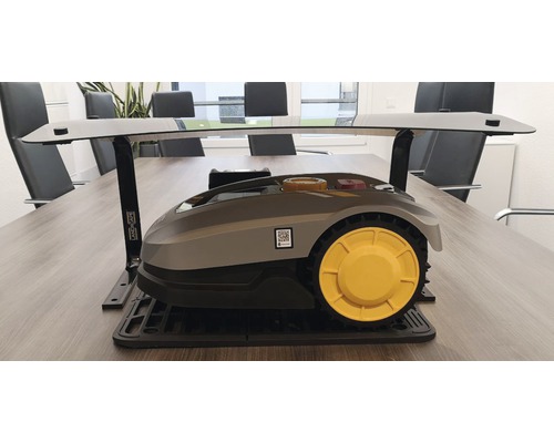 Robot de tonte avec station de chargement sur une table