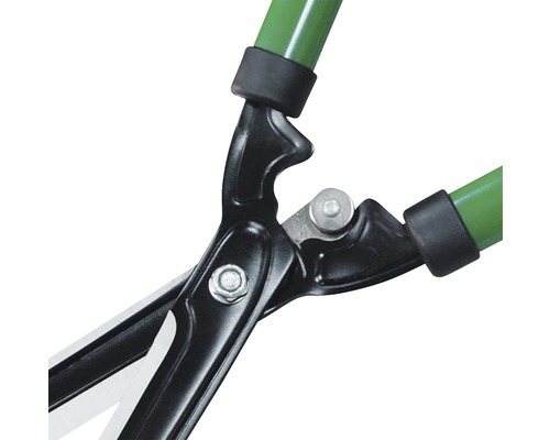 Detailaufnahme einer Heckenschere mit grünen Griffen und schwarzem Scherenkopf.