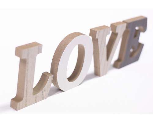 Lettres décoratives en bois formant le mot amour