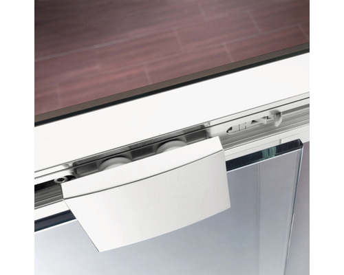 Détail d''une cabine de douche avec porte coulissante et ferrures