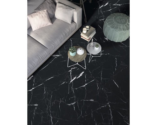 Salon avec canapé, table et carrelage au sol imitation marbre