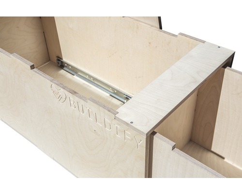 Buildify Logo auf einer Schublade aus Holz mit Auszugsschienen