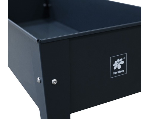 Vue détaillée d''un bac à fleurs noir avec le logo Herstera.