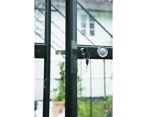 Gewächshaus Halls Magnum 148 11,5 m² Sicherheitsglas 3 mm 257x446 cm grün Detailansicht eines Gewächshauses mit Schloss und Schlüssel