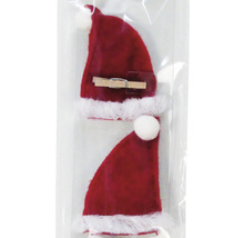 Zwei Mini-Nikolausmützen mit Wäscheklammern zur Dekoration