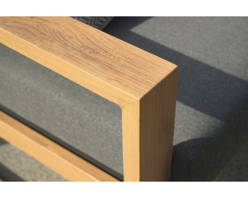 Detailansicht eines Gartenmöbels mit Holzrahmen und Sitzfläche