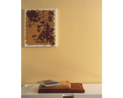 Wandgestaltung mit Farbanstrich, Leinwandbild und Textilien auf einem Sideboard