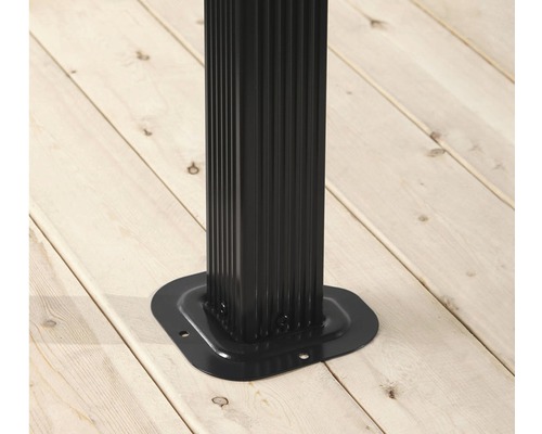 Vue détaillée d''un poteau avec une plaque de base sur un plancher en bois